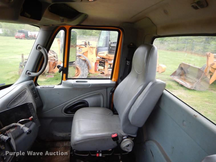 image for item FH9340 2006 International 7400 truck cab and chassis