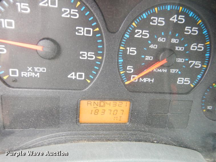 image for item FH9340 2006 International 7400 truck cab and chassis