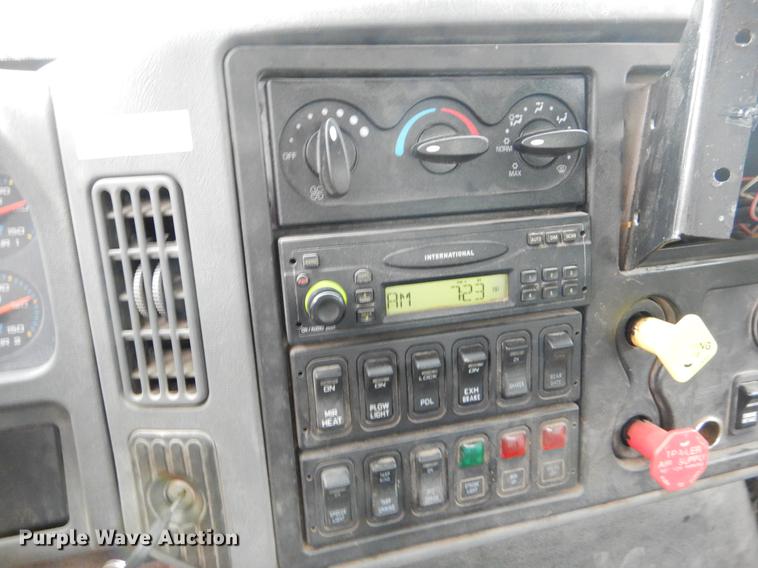 image for item FH9340 2006 International 7400 truck cab and chassis