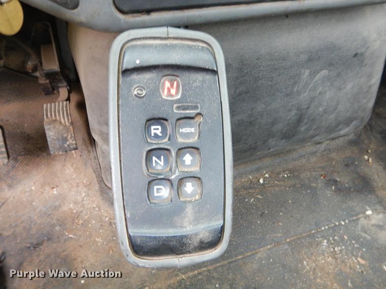 image for item FH9340 2006 International 7400 truck cab and chassis