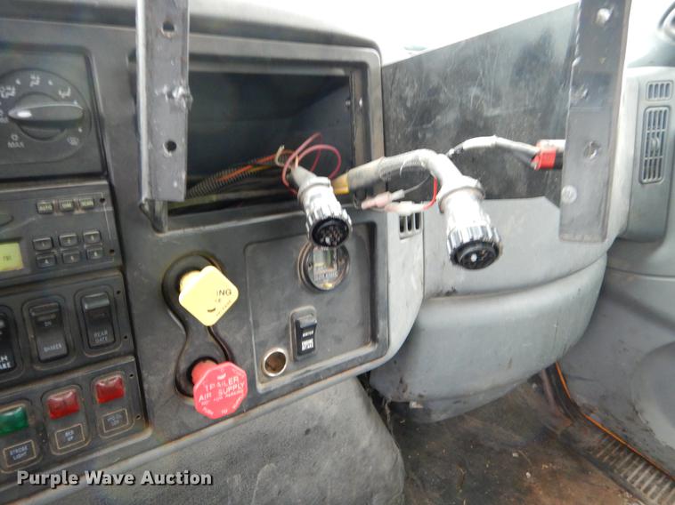 image for item FH9340 2006 International 7400 truck cab and chassis