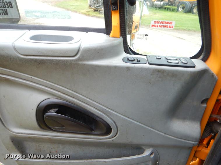 image for item FH9340 2006 International 7400 truck cab and chassis