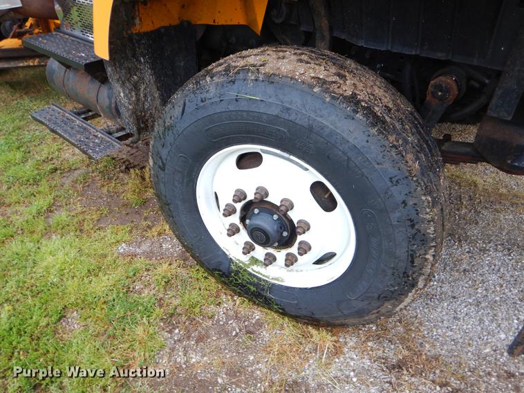 image for item FH9340 2006 International 7400 truck cab and chassis