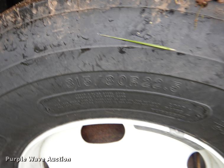 image for item FH9340 2006 International 7400 truck cab and chassis