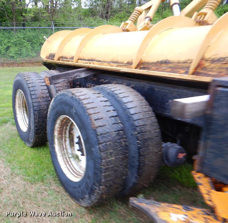 image for item FH9340 2006 International 7400 truck cab and chassis