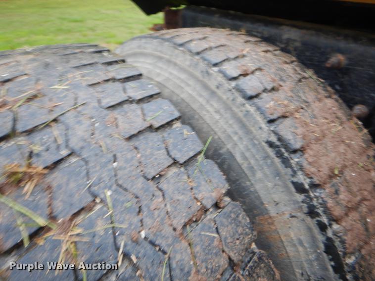 image for item FH9340 2006 International 7400 truck cab and chassis