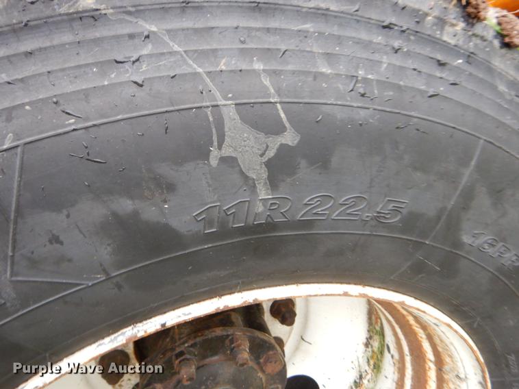 image for item FH9340 2006 International 7400 truck cab and chassis