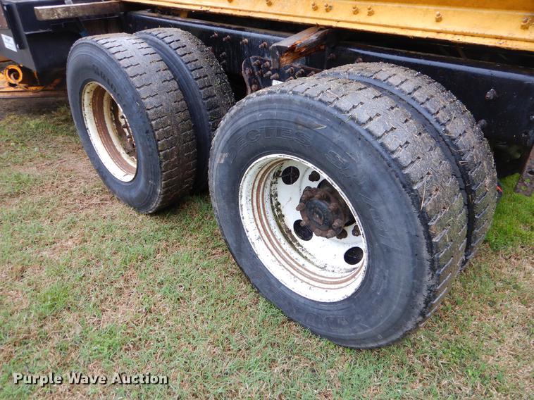 image for item FH9340 2006 International 7400 truck cab and chassis