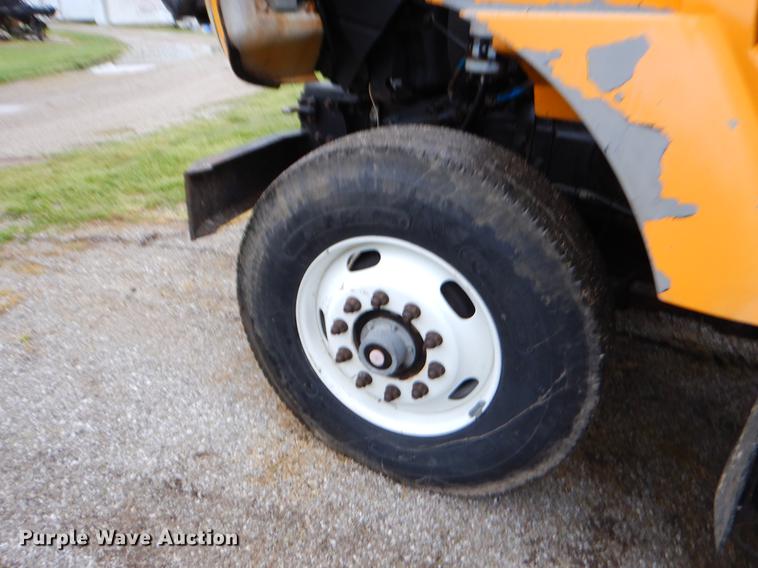 image for item FH9340 2006 International 7400 truck cab and chassis