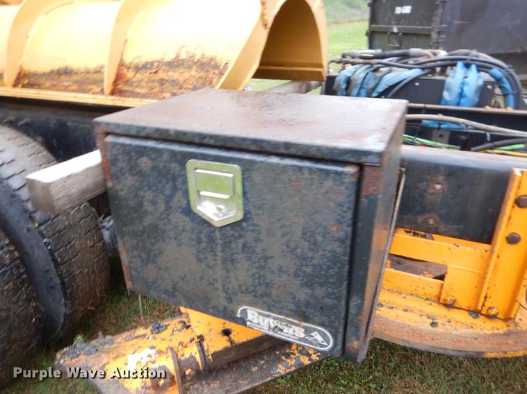 image for item FH9340 2006 International 7400 truck cab and chassis