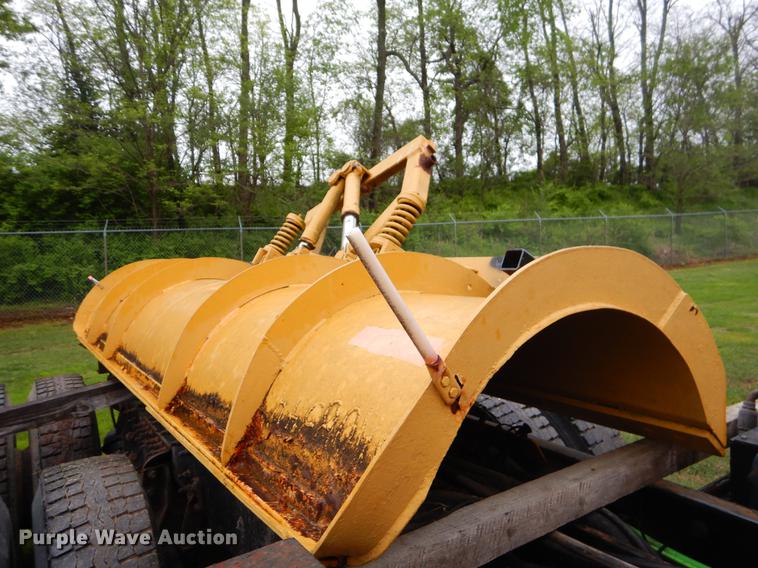 image for item FH9340 2006 International 7400 truck cab and chassis