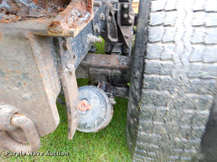 image for item FH9340 2006 International 7400 truck cab and chassis