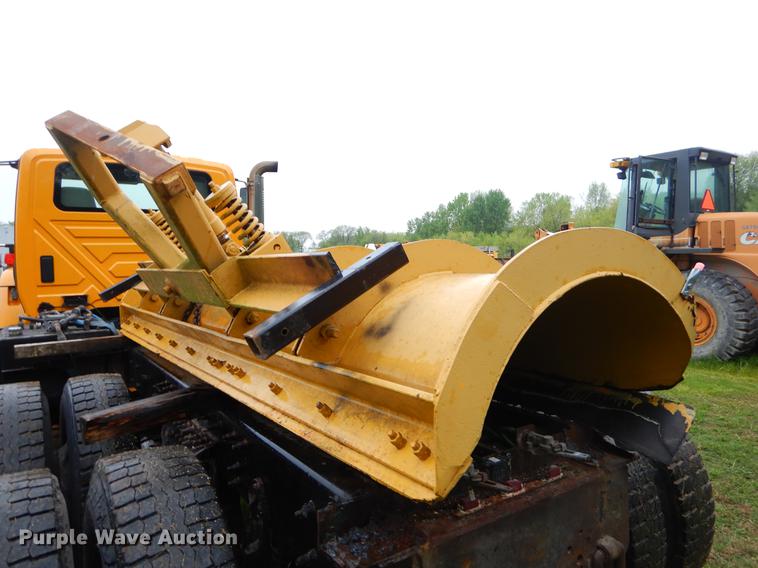 image for item FH9340 2006 International 7400 truck cab and chassis