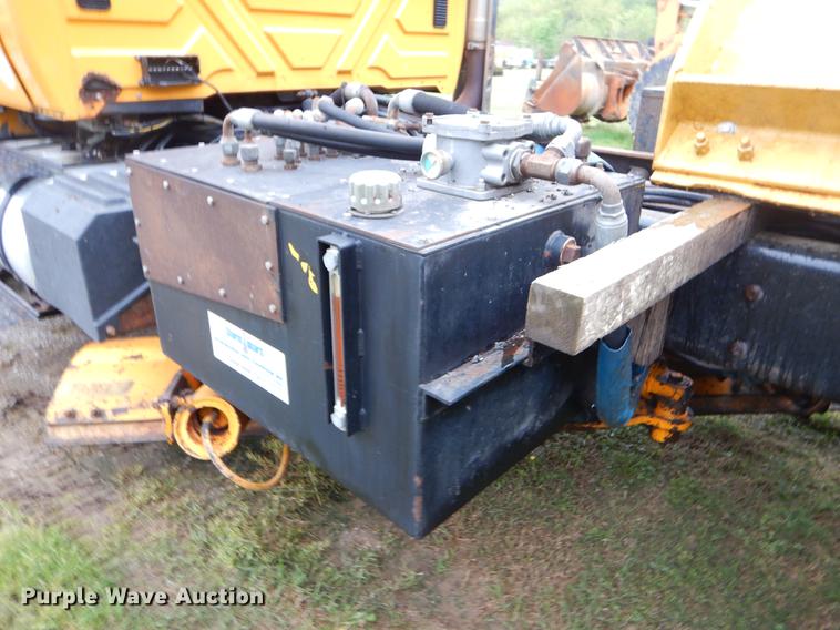 image for item FH9340 2006 International 7400 truck cab and chassis