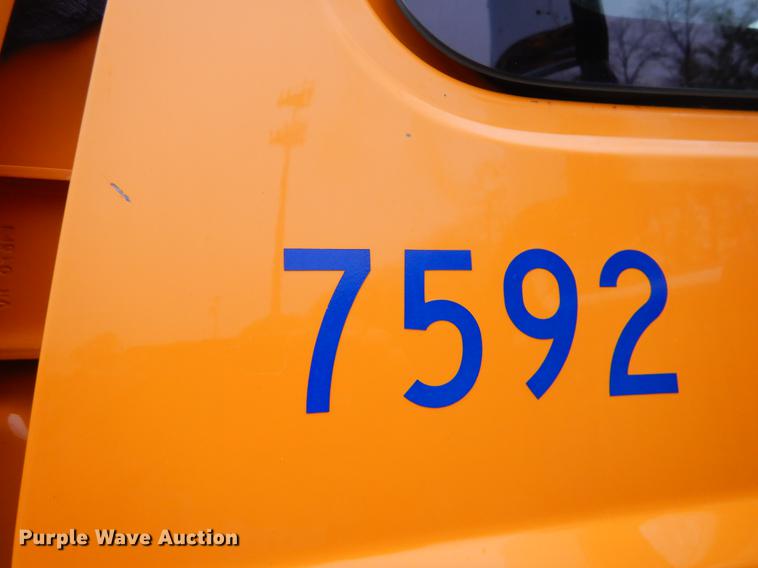 image for item FH9340 2006 International 7400 truck cab and chassis