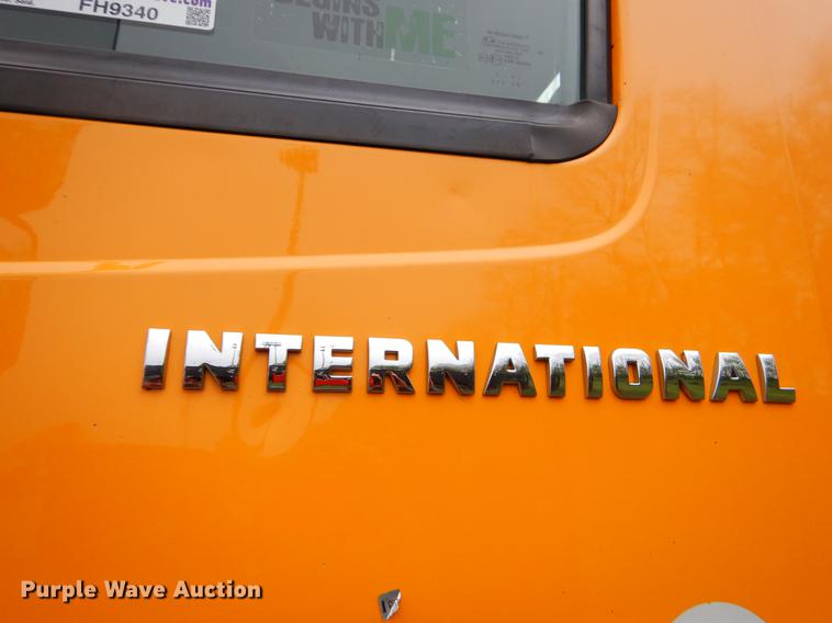 image for item FH9340 2006 International 7400 truck cab and chassis