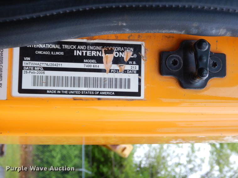 image for item FH9340 2006 International 7400 truck cab and chassis