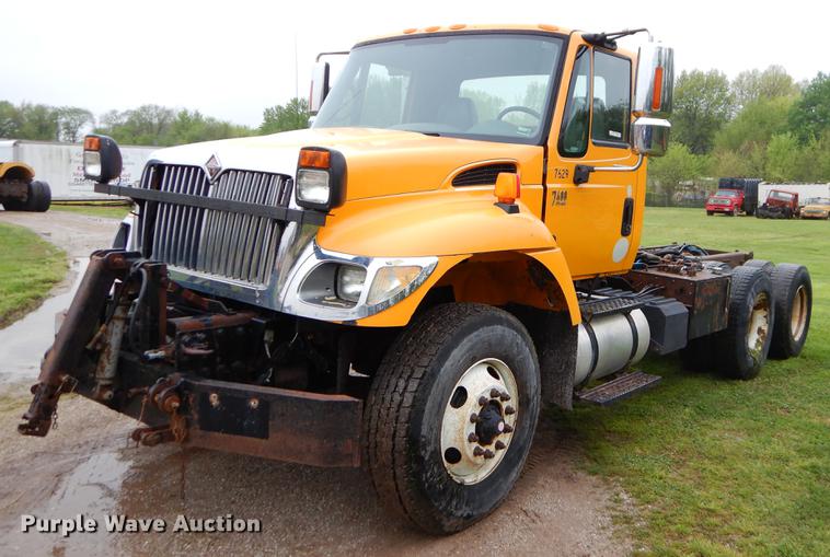 image for item FH9341 2006 International 7400 truck cab and chassis