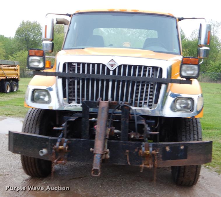 image for item FH9341 2006 International 7400 truck cab and chassis