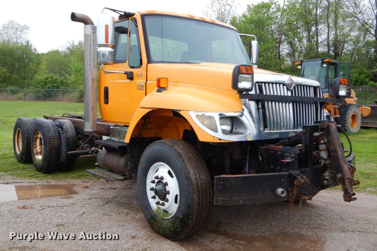 image for item FH9341 2006 International 7400 truck cab and chassis
