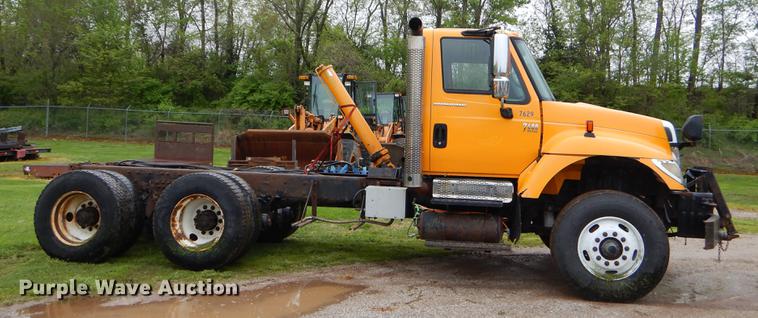 image for item FH9341 2006 International 7400 truck cab and chassis