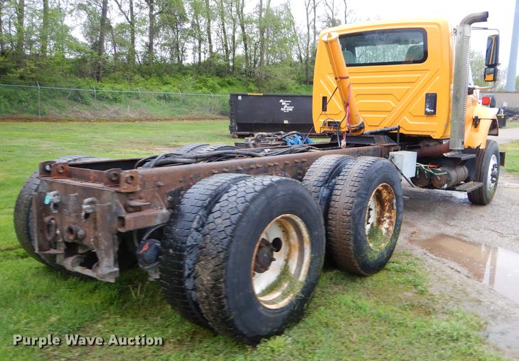 image for item FH9341 2006 International 7400 truck cab and chassis