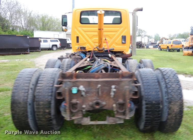 image for item FH9341 2006 International 7400 truck cab and chassis