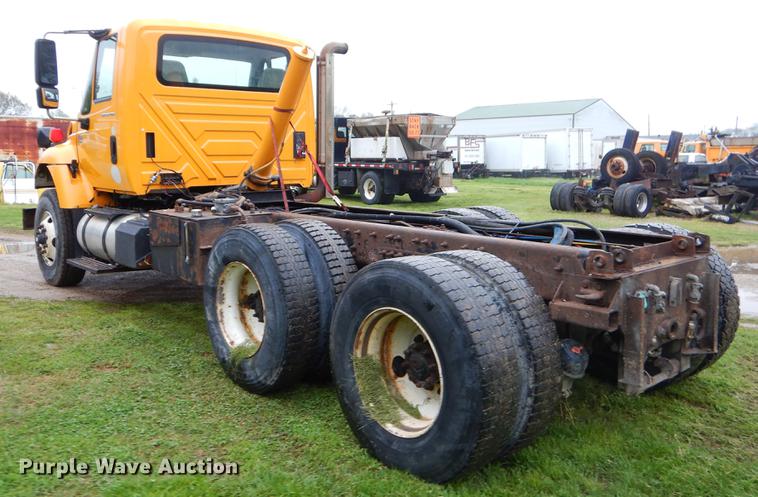 image for item FH9341 2006 International 7400 truck cab and chassis