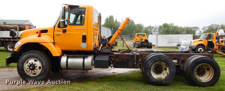 image for item FH9341 2006 International 7400 truck cab and chassis