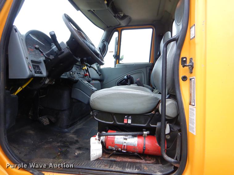 image for item FH9341 2006 International 7400 truck cab and chassis