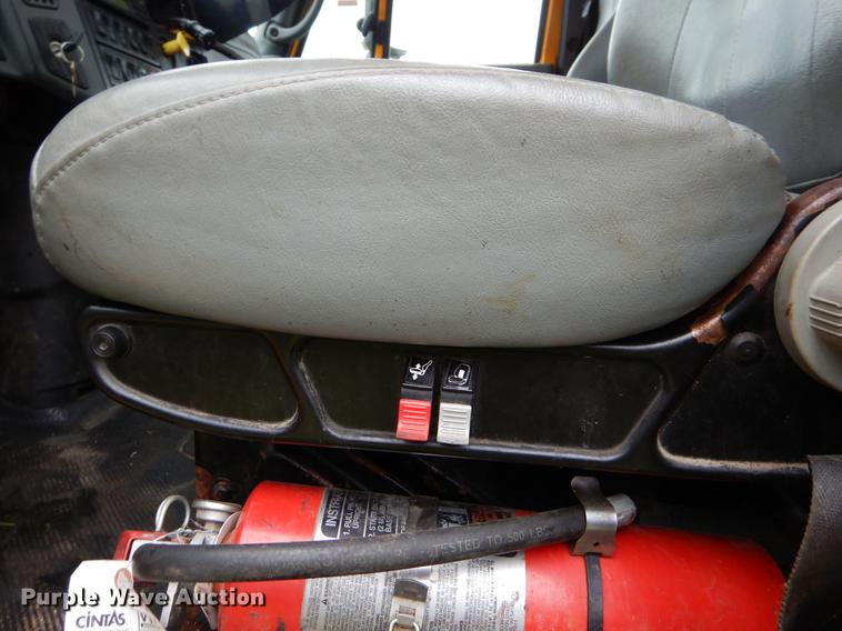 image for item FH9341 2006 International 7400 truck cab and chassis