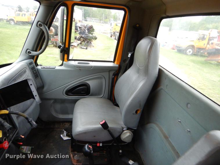 image for item FH9341 2006 International 7400 truck cab and chassis