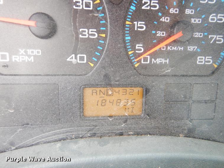 image for item FH9341 2006 International 7400 truck cab and chassis