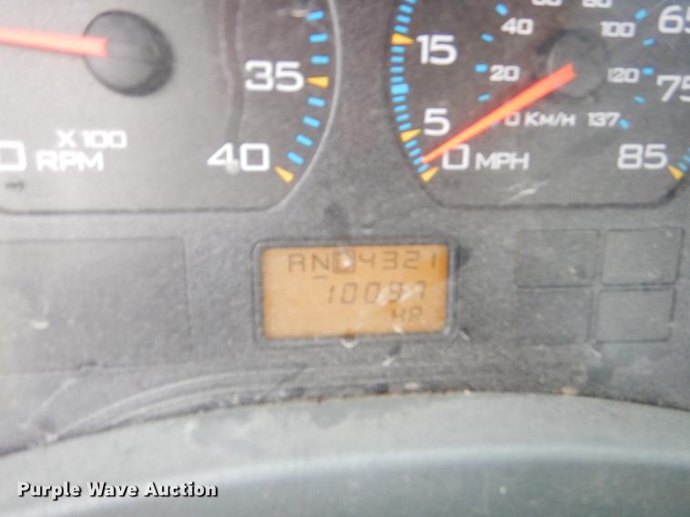 image for item FH9341 2006 International 7400 truck cab and chassis