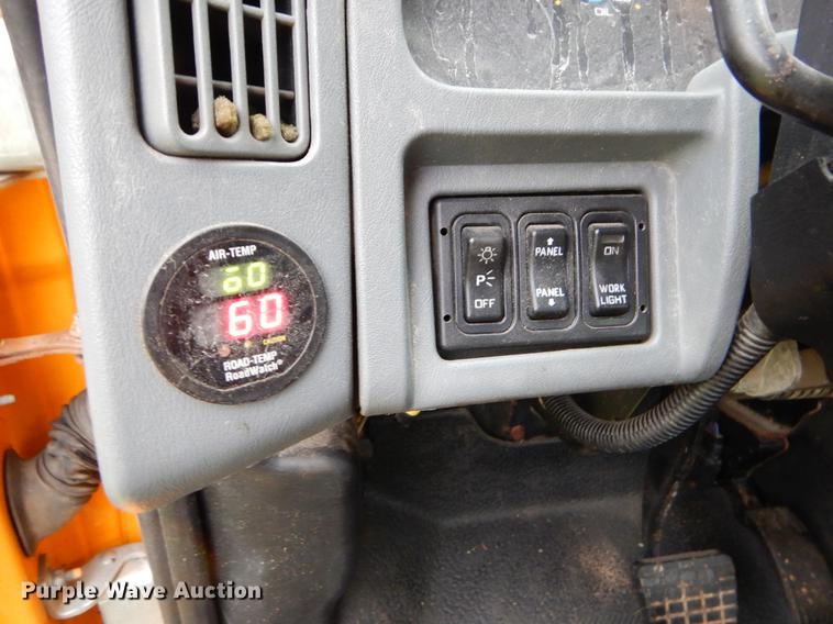 image for item FH9341 2006 International 7400 truck cab and chassis