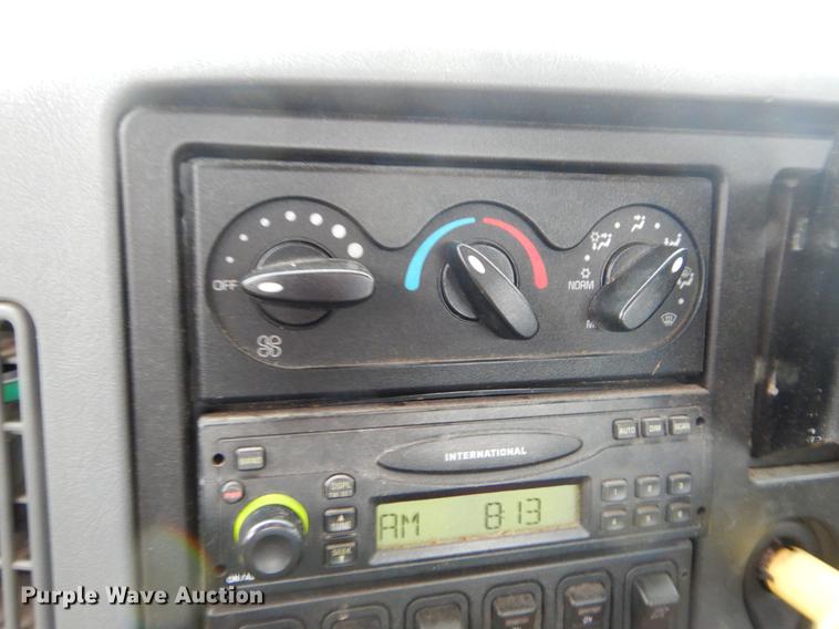 image for item FH9341 2006 International 7400 truck cab and chassis