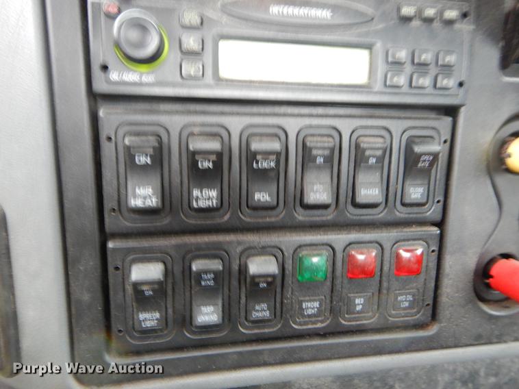 image for item FH9341 2006 International 7400 truck cab and chassis