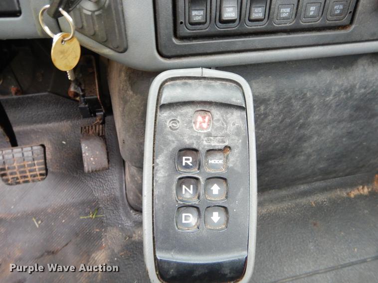 image for item FH9341 2006 International 7400 truck cab and chassis