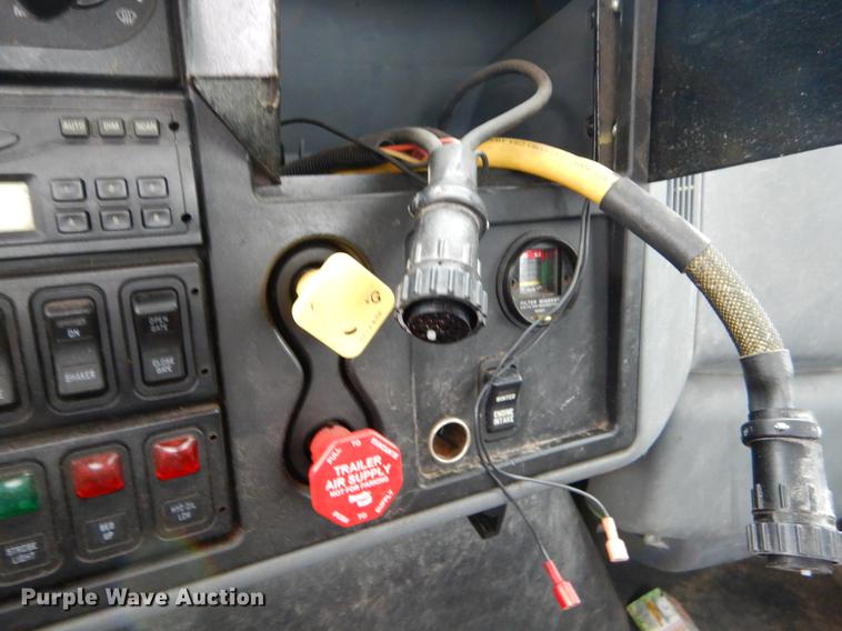 image for item FH9341 2006 International 7400 truck cab and chassis