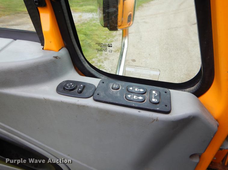 image for item FH9341 2006 International 7400 truck cab and chassis