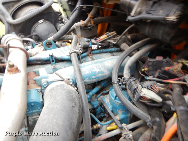 image for item FH9341 2006 International 7400 truck cab and chassis