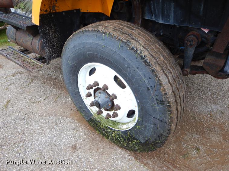 image for item FH9341 2006 International 7400 truck cab and chassis