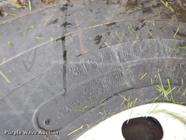 image for item FH9341 2006 International 7400 truck cab and chassis