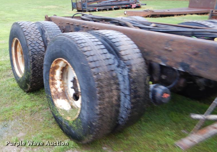 image for item FH9341 2006 International 7400 truck cab and chassis