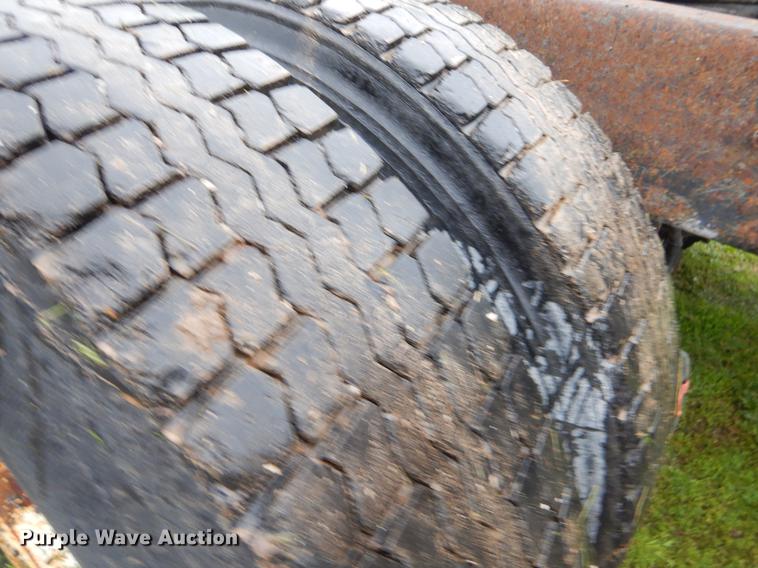 image for item FH9341 2006 International 7400 truck cab and chassis