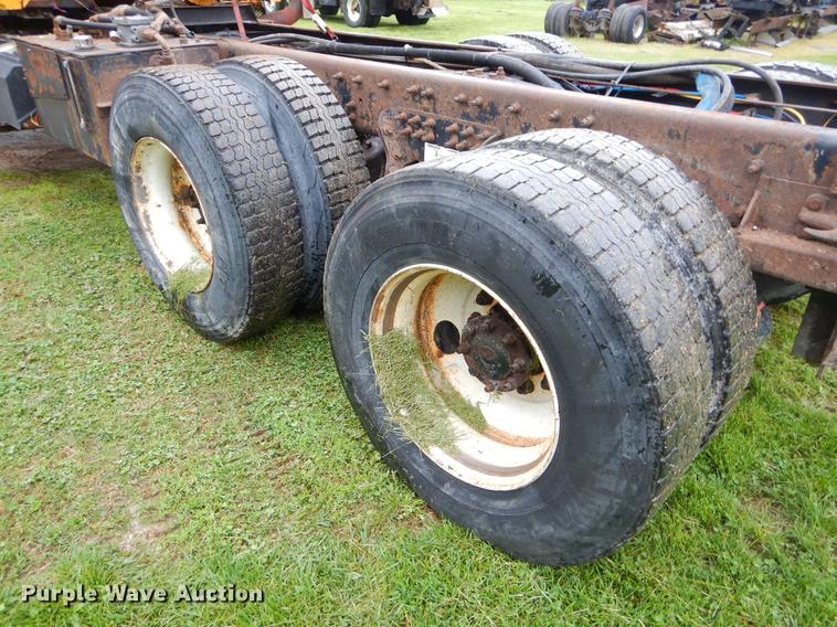 image for item FH9341 2006 International 7400 truck cab and chassis