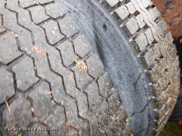 image for item FH9341 2006 International 7400 truck cab and chassis