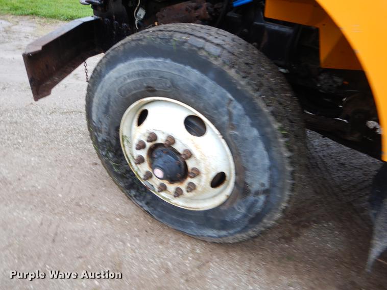 image for item FH9341 2006 International 7400 truck cab and chassis