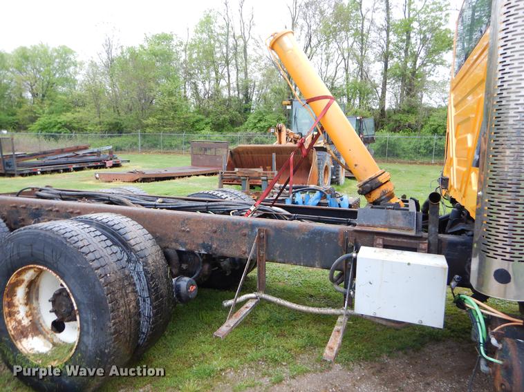 image for item FH9341 2006 International 7400 truck cab and chassis