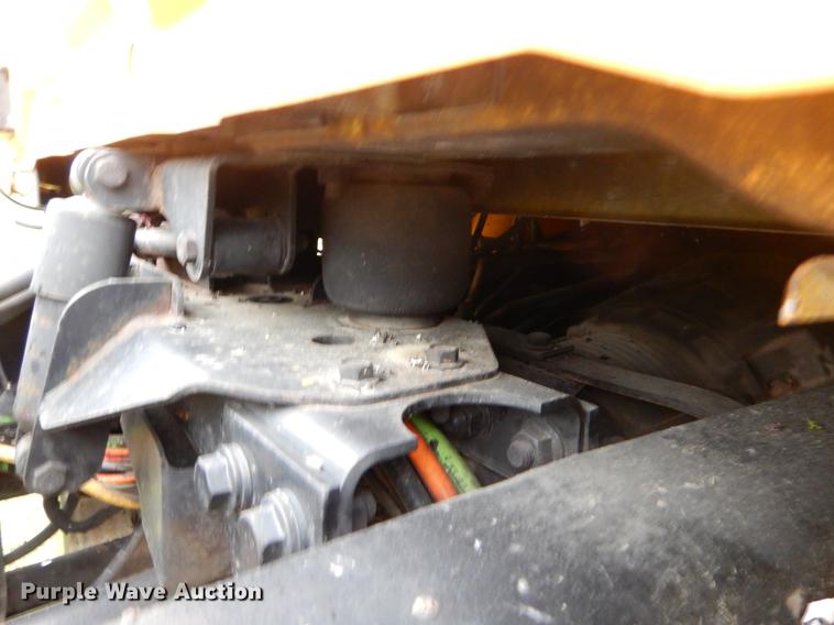 image for item FH9341 2006 International 7400 truck cab and chassis